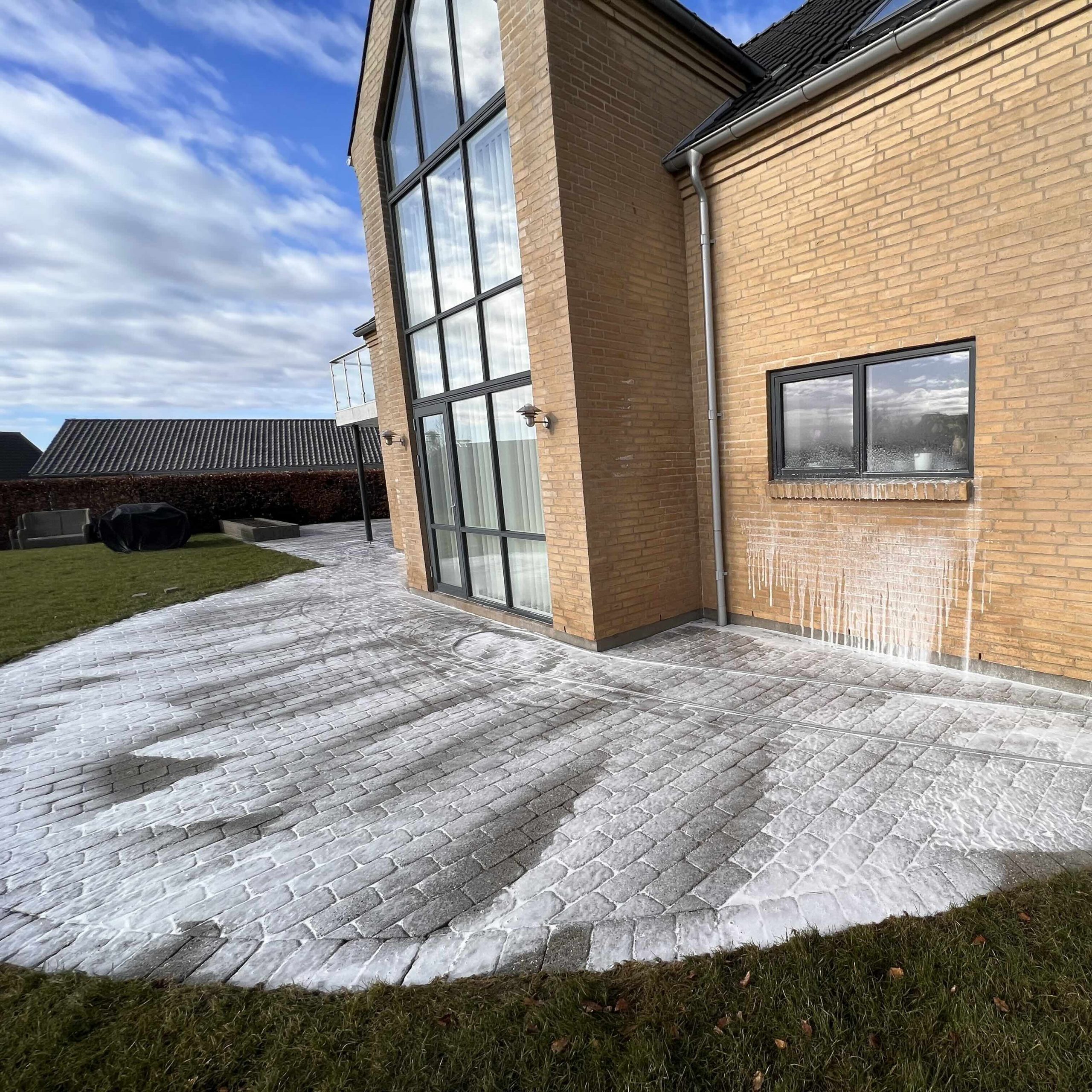 Algebehandling af herregårdssten foran hus