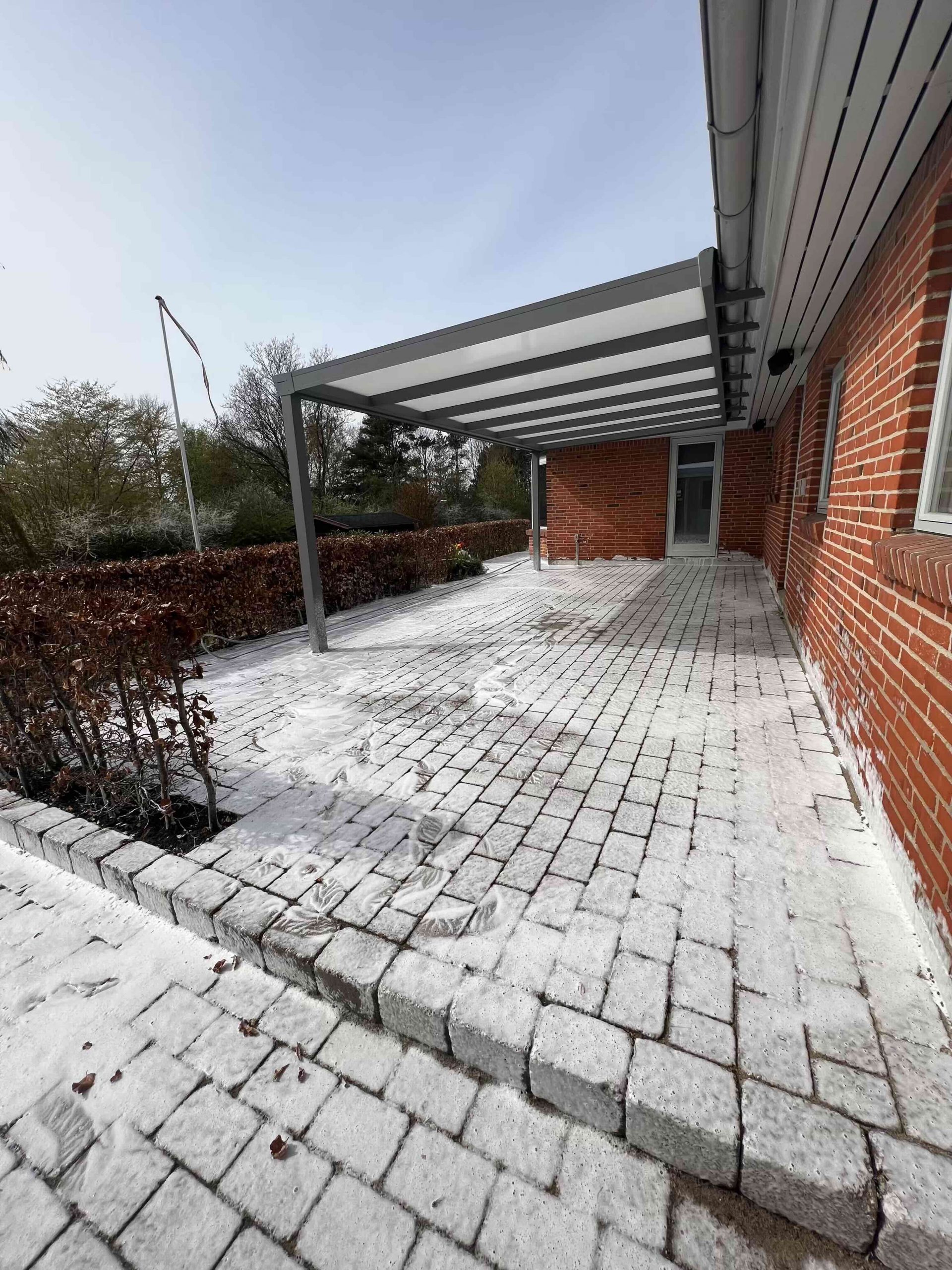Algebehandling af herregårdssten på terrasse