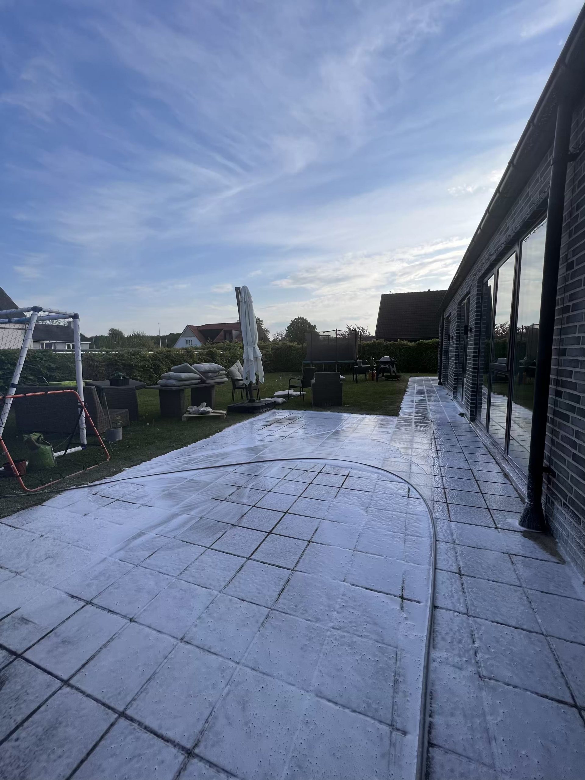 Algebehandling på terrasse med betonfliser