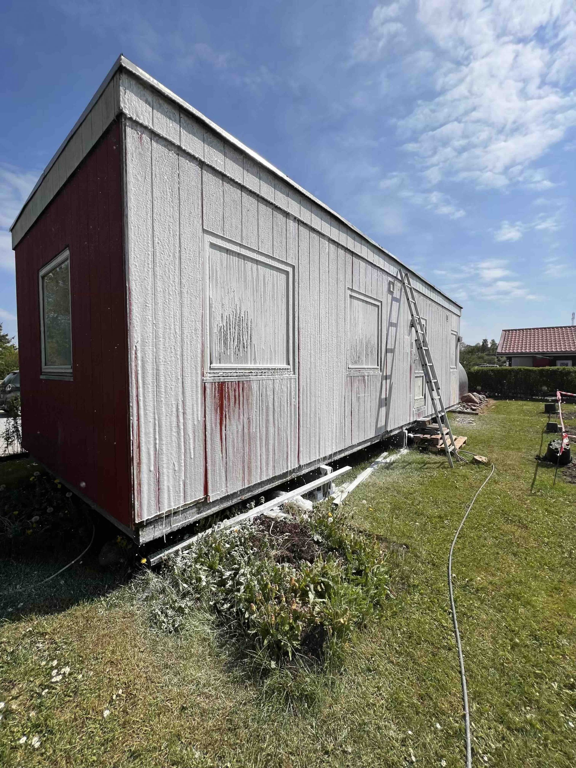 Algebehandling af facade på skurvogn