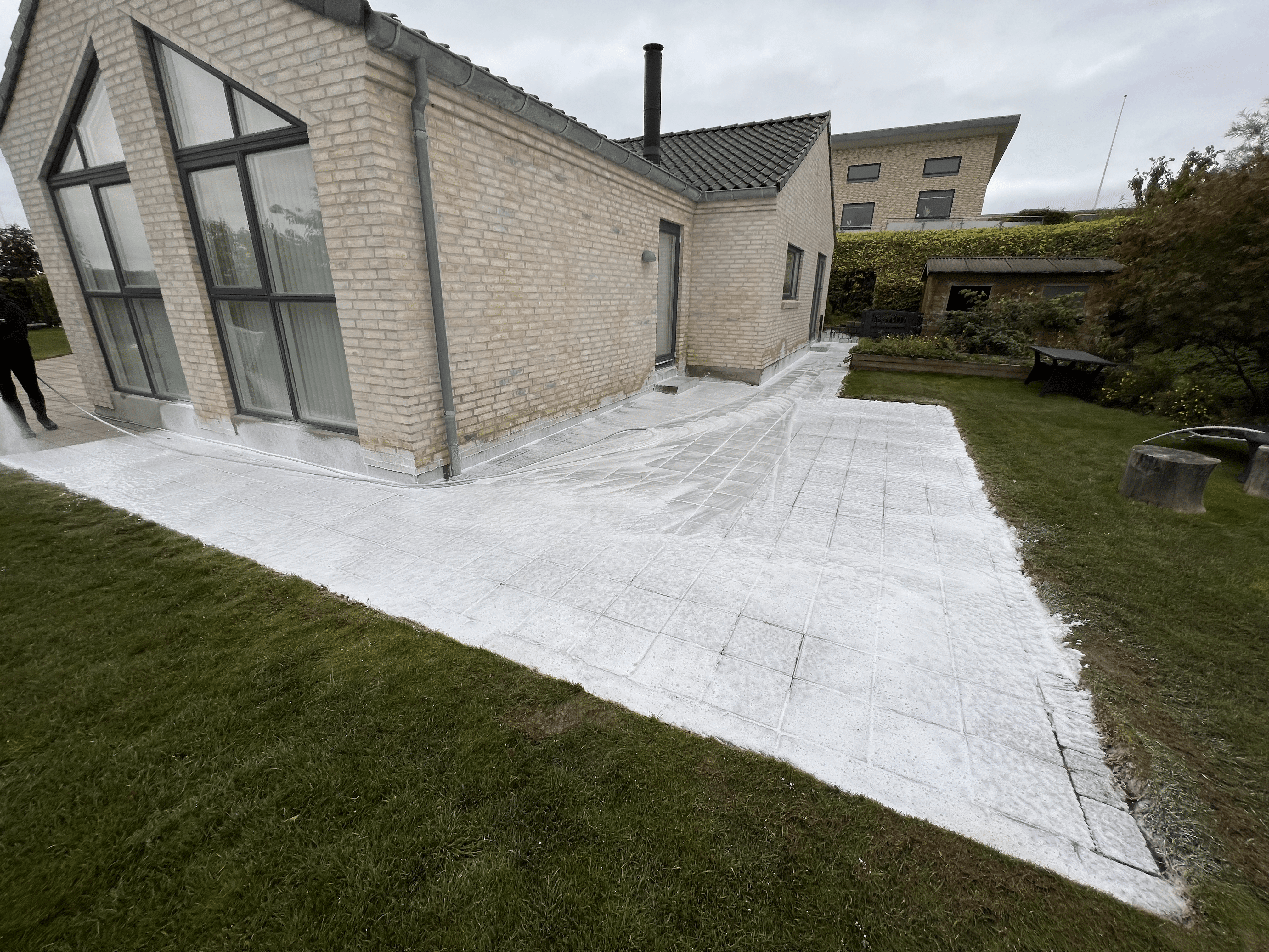 Algebehandling af fliser ved nyere villa
