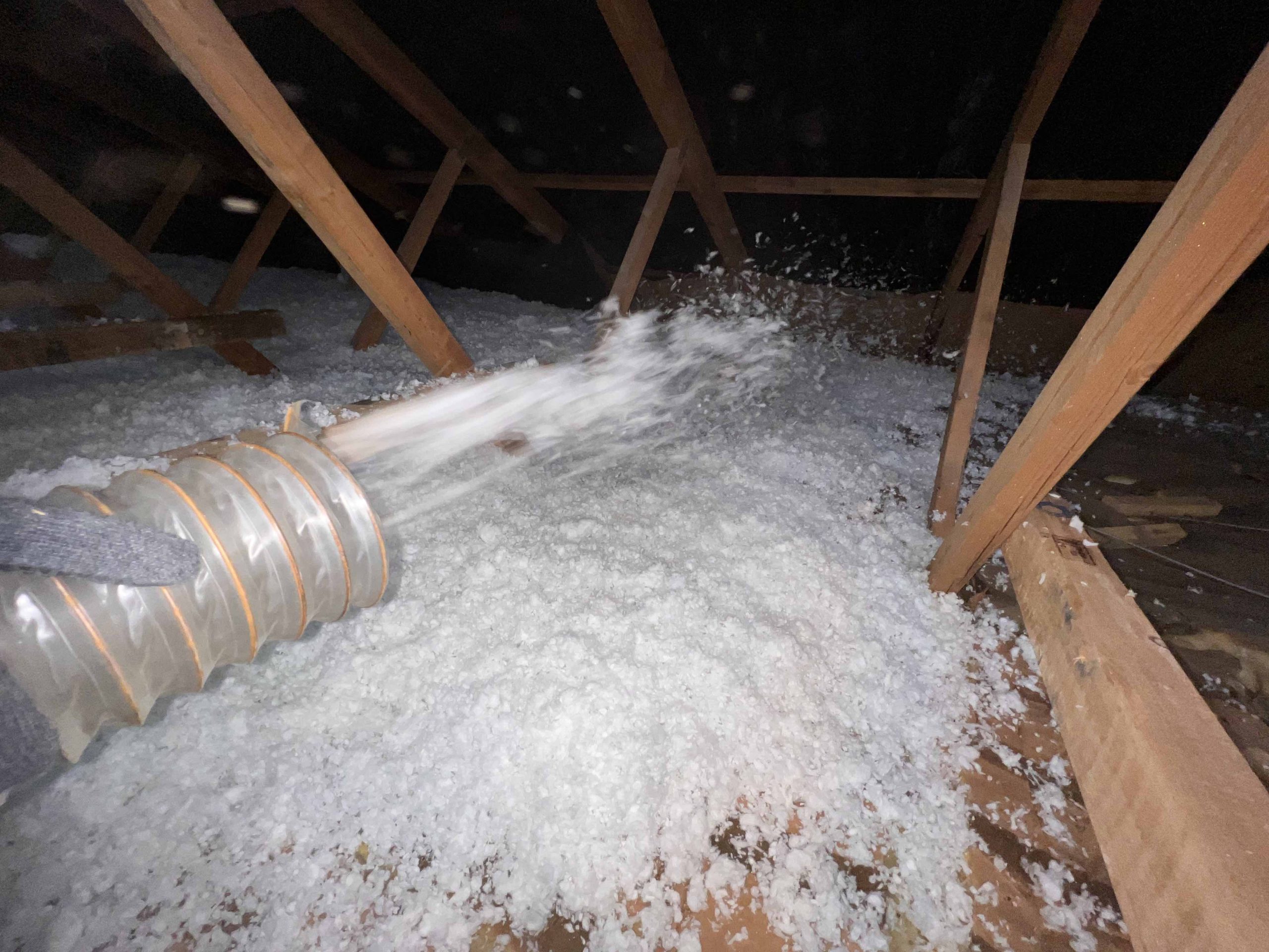 Indlæsning af glasuld på loft