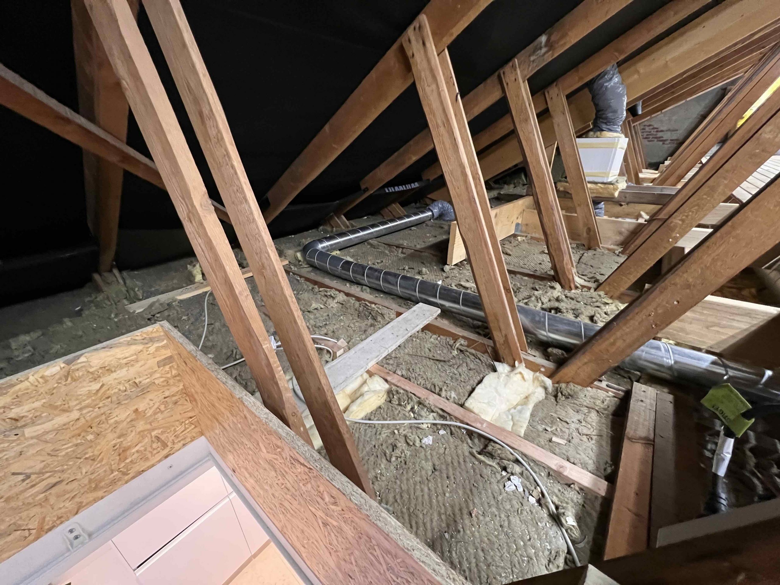 Loft før isolering med glasuld