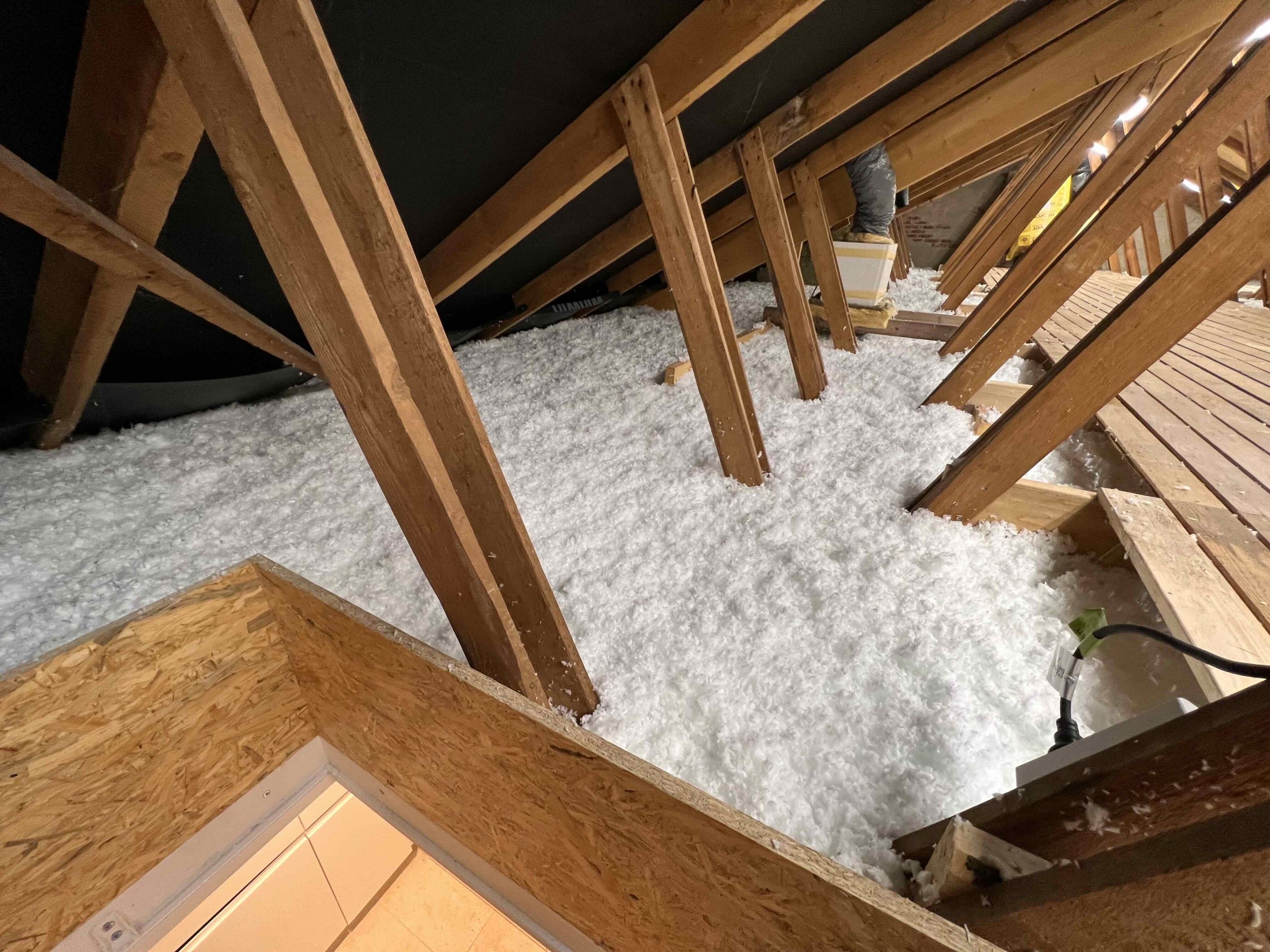 Loftrum efter isolering med glasuld