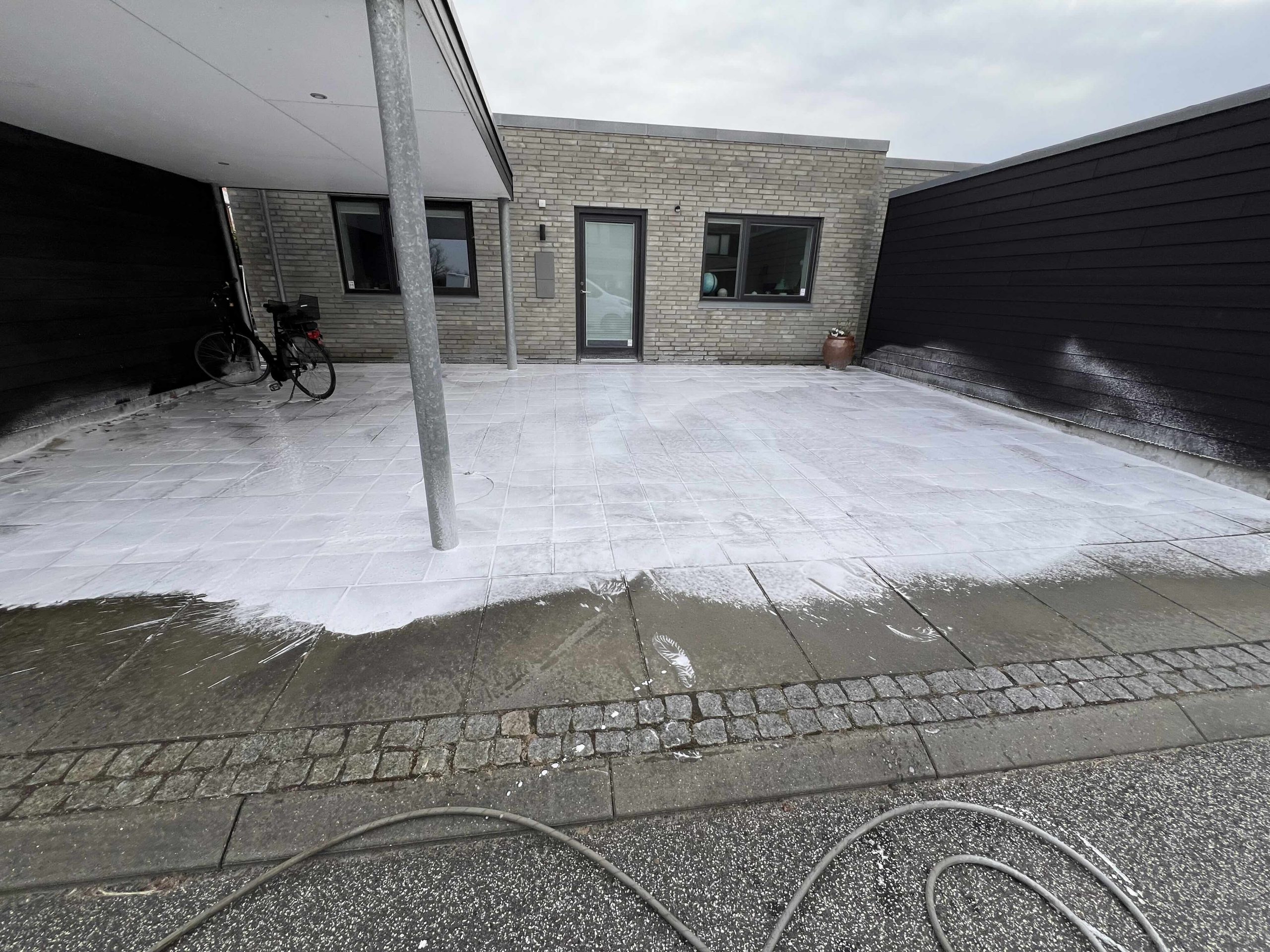 Algebehandling af indkørsel med carport