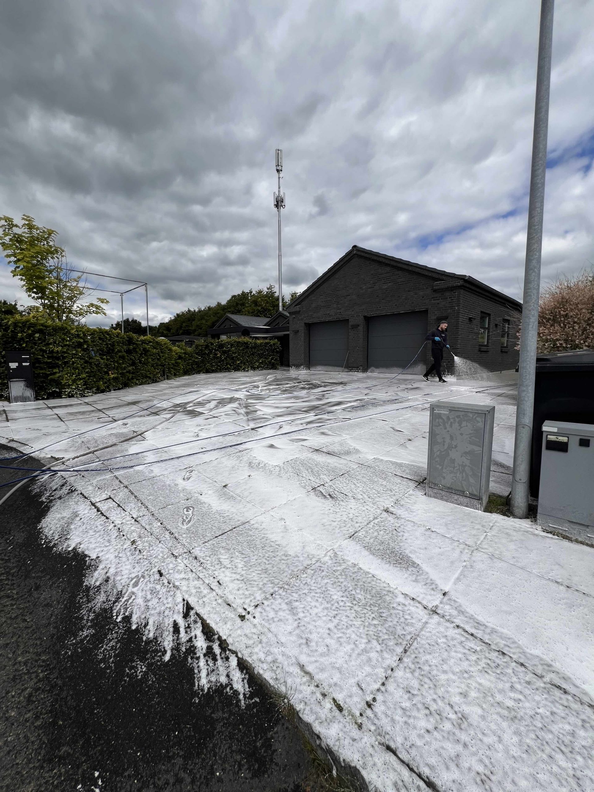Algebehandling af indkørsel med betonfliser